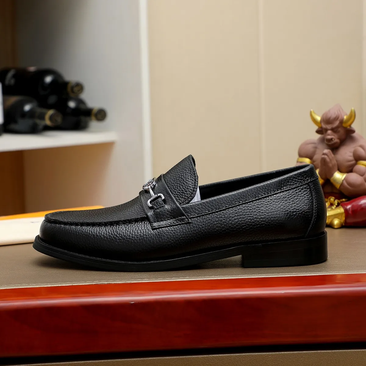 Men's shoes 460 💰 Louis Vuitton LV ® 🆕 model 🔛 full shoe counter, first layer cowhide, 🐂leather lining casual shoes for men, super soft outsole, a must-have for driving. Synchronized with the counter, original first layer cowhide, completely 1:1 mold customization 🌹 top version, color optional! Number: 38-44 (45.46 customized)